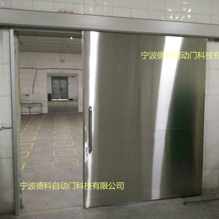 北京孵化车间工业门安装现场